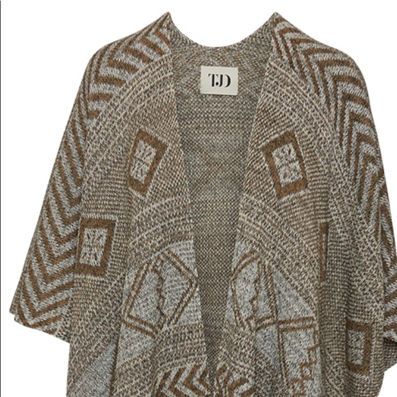 THE JET SET DIARIES Plus Knit Poncho Cream & White - Picture 3 of 6